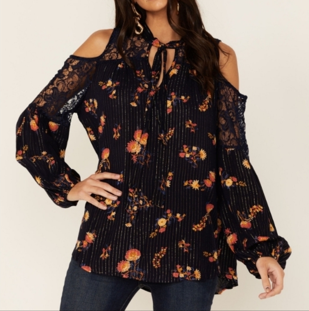 Miss Me Cold Shoulder Floral Print Blouse Size Medium. Great condition